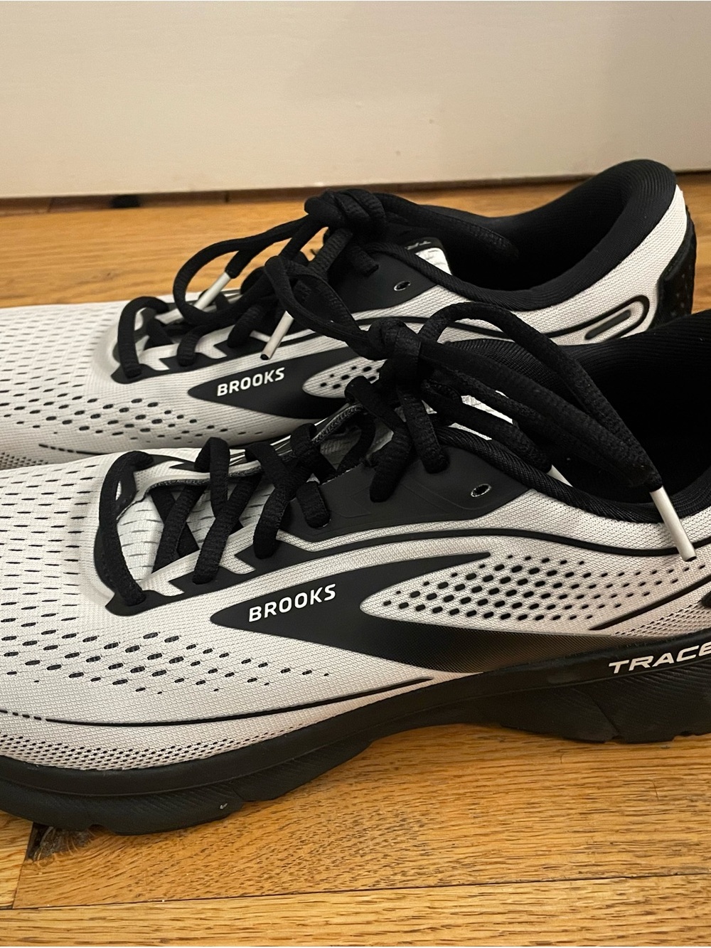 Brooks Men's Trace 2 Neutral Running Shoe White And Black Size 9.5 D Used Twice